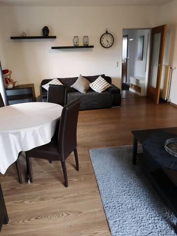 Hügelblick mit Schwimmbad nutzung