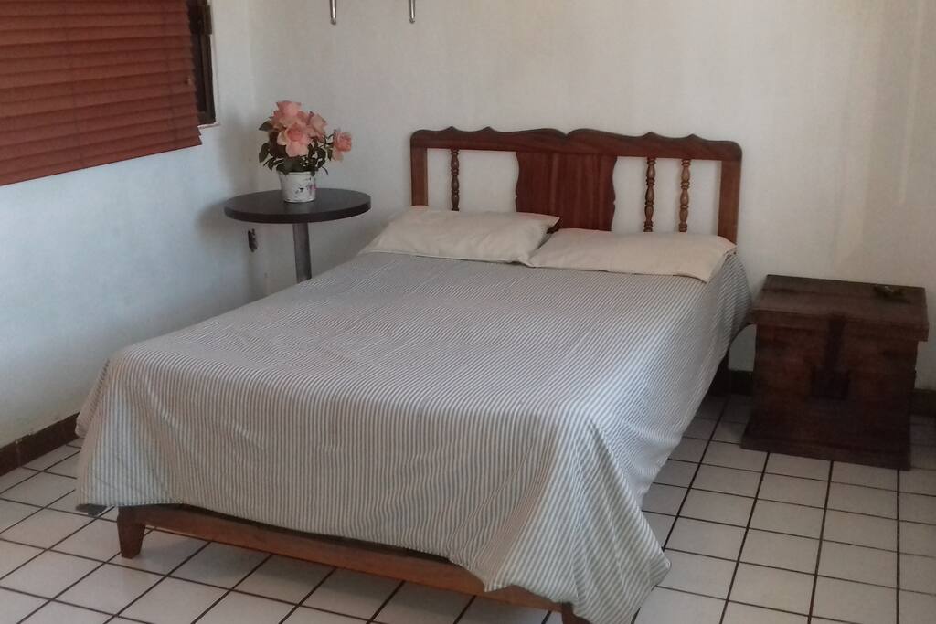 cama matrimonial limpia y fresca