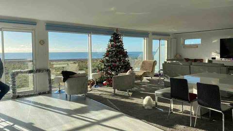Seaside Place on the Beach, 5 KS Beds, Hot Tub/BBQ