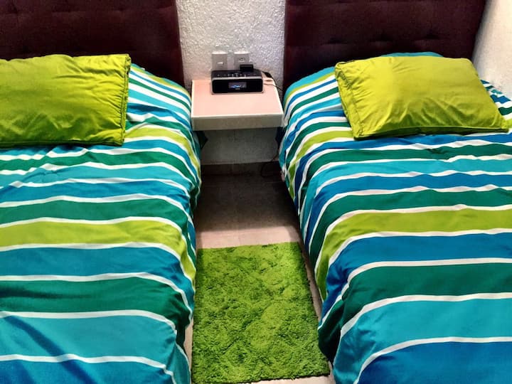 ห้องนอนพร้อมเตียง 2 เตียง