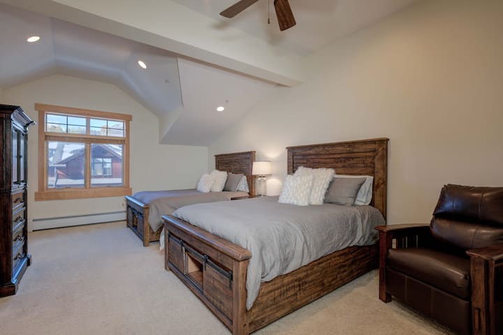 Master bedroom: 2 queens with recliner chair