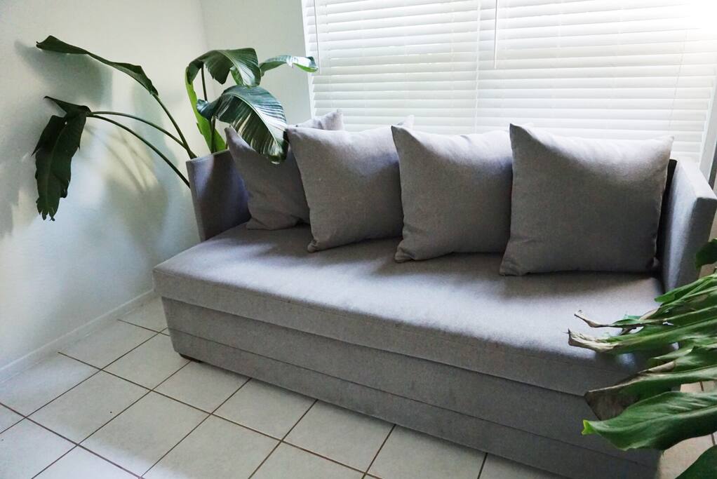 The 3rd guest can sleep here. Linens provided for it. (Air mattress provided upon request for 4th guest).