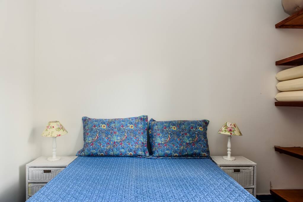 Cama casal.
