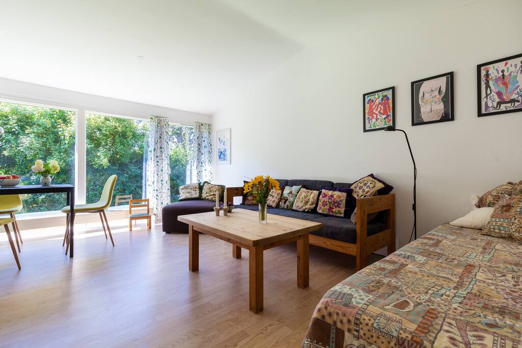 The livingroom with direct access to garden