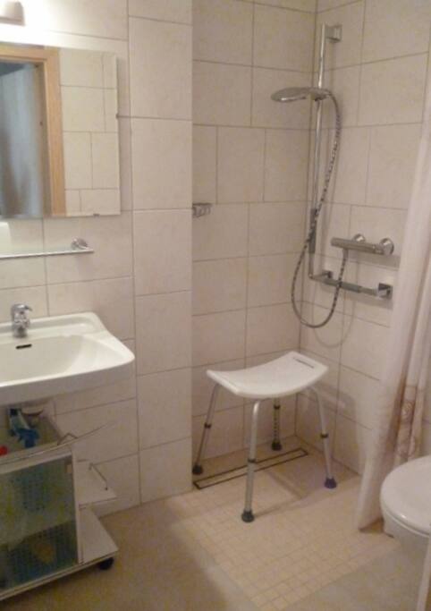 Bad mit bodengleicher Dusche
