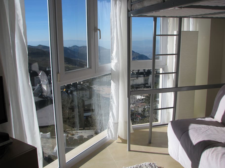 El apartamento tiene forma triangular, la mitad de las paredes son ventanales panorámicos