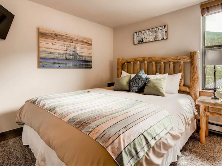 Спална соба со брачен кревет (широк 180-220 см)