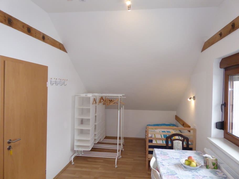 ... das Einzelbett und die
3 Kleiderständer mit Ablagen