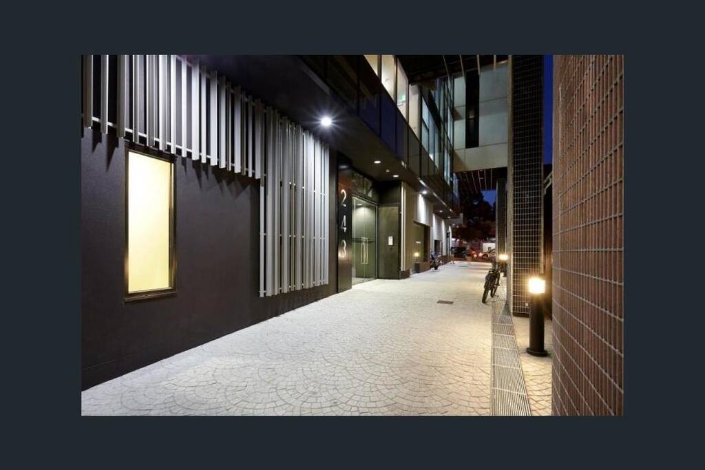 Entrance of the building. Quiet and discreet.