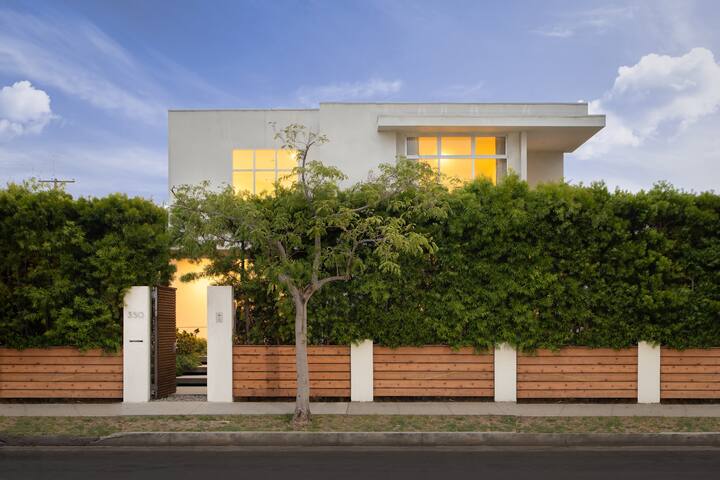 Private Modern Venice Compound with Pool/Spa gallery image 5