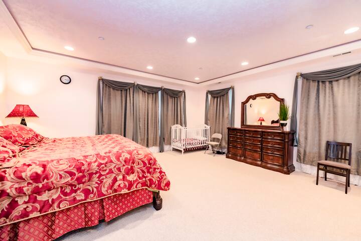 Huge Luxury Home with huge Deck near Powell Butte gallery image 4