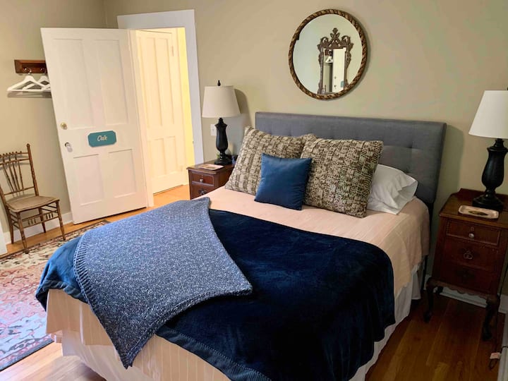 Sovrum två, queen bed, andra våningen