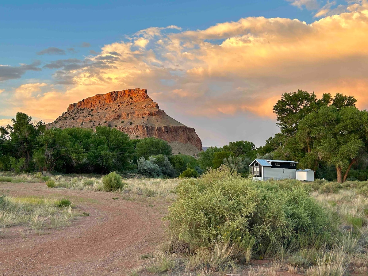 Curated Tiny Home Getaway + views & walk to river! Tiny houses for