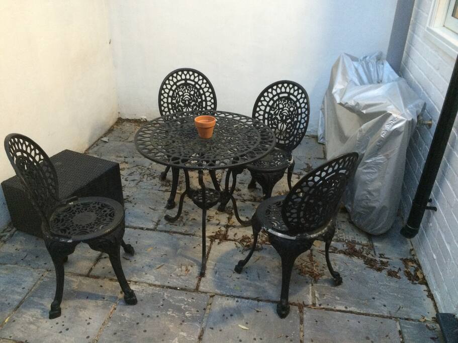 Small outside space to rear of kitchen