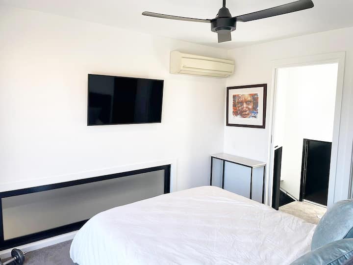 חדר שינה ראשי בקומה השלישית עם סוויטה צמודה ומרפסת פרטית