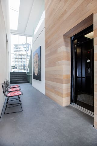 Opulent Toronto Mansion with Pool gallery image 2