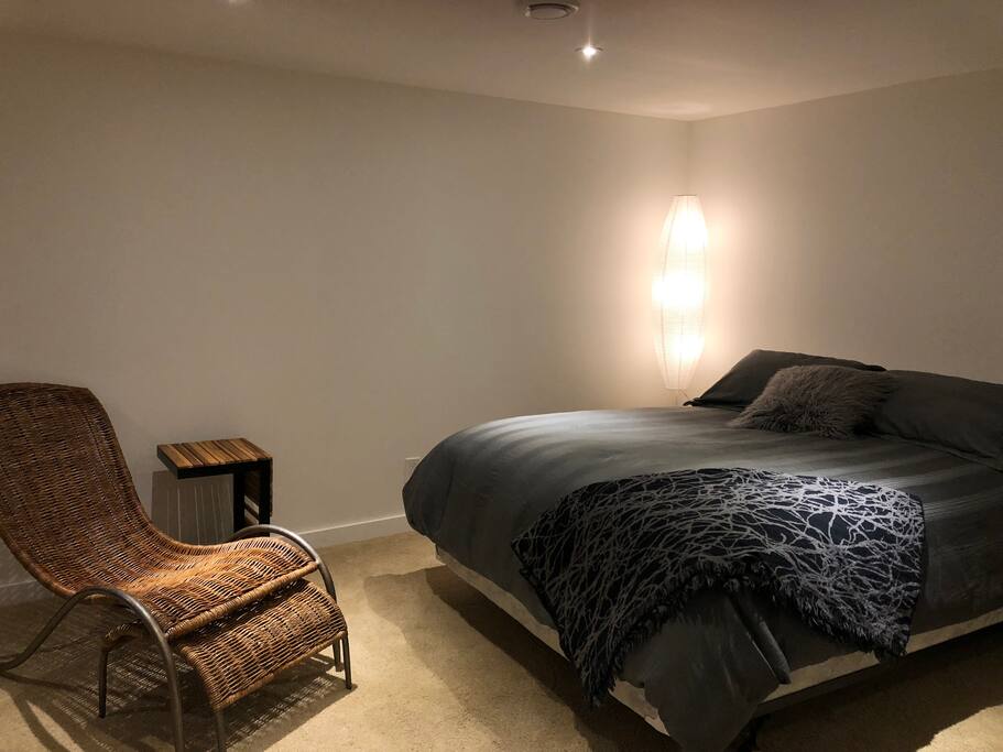 Queen bed in central space with down pillows
( synthetics pillows available)