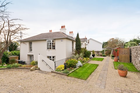 Superb S/C Garden Flat in Dalkey/Killiney Villa