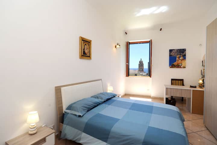 Slaapkamer met tweepersoonsbed 