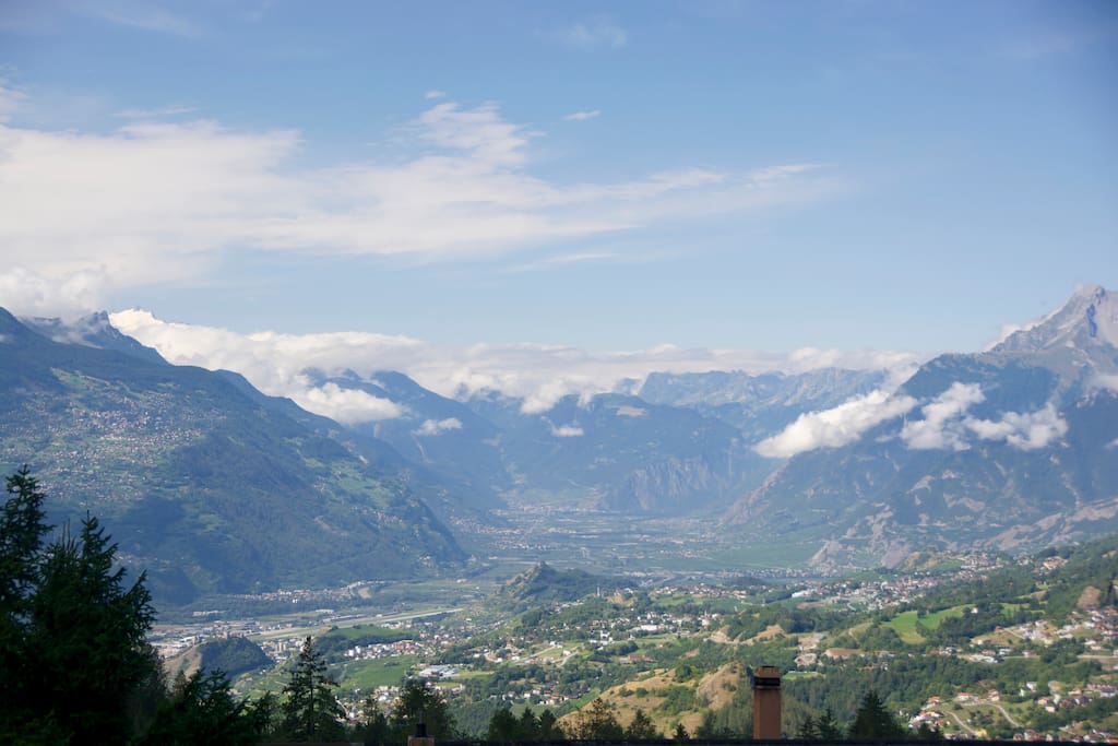 Vue de la terrasse sur la plaine du Rhône et les Alpes en été
