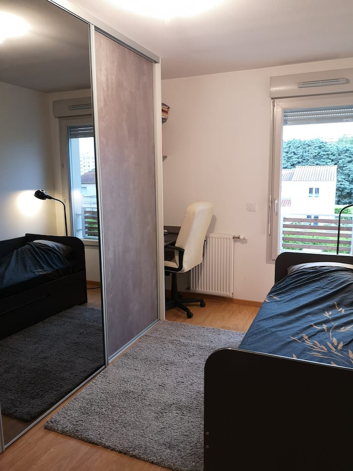 Chambre avec dressing, lit gigogne 80 cm x 2 possible soit 160 cm de largeur au maximum pour deux personnes.