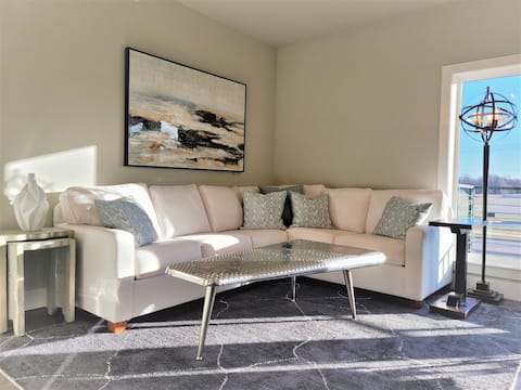 Luxury Apartment w/ King Bed + Convenient Location