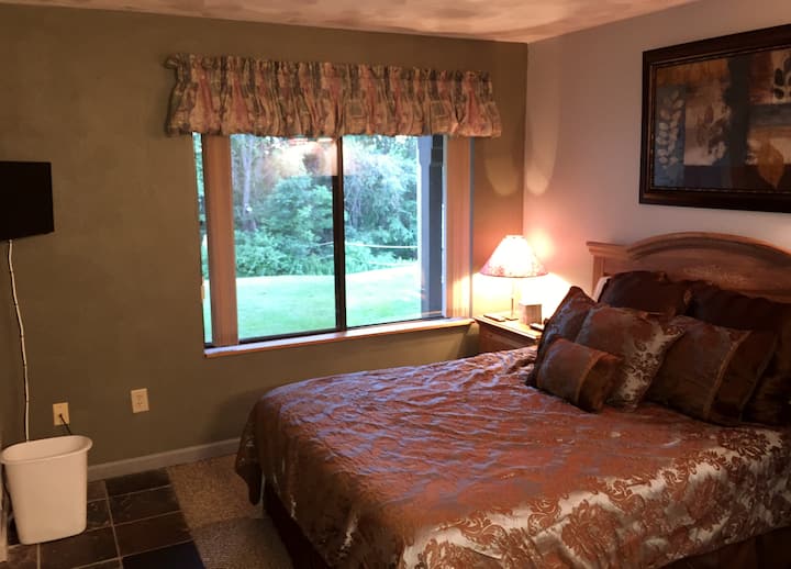 ห้องนอนหลักห้องแรกและห้องที่สองมองเห็นวิวเส้นทางหมู่บ้านและเทือกเขาลอเรล