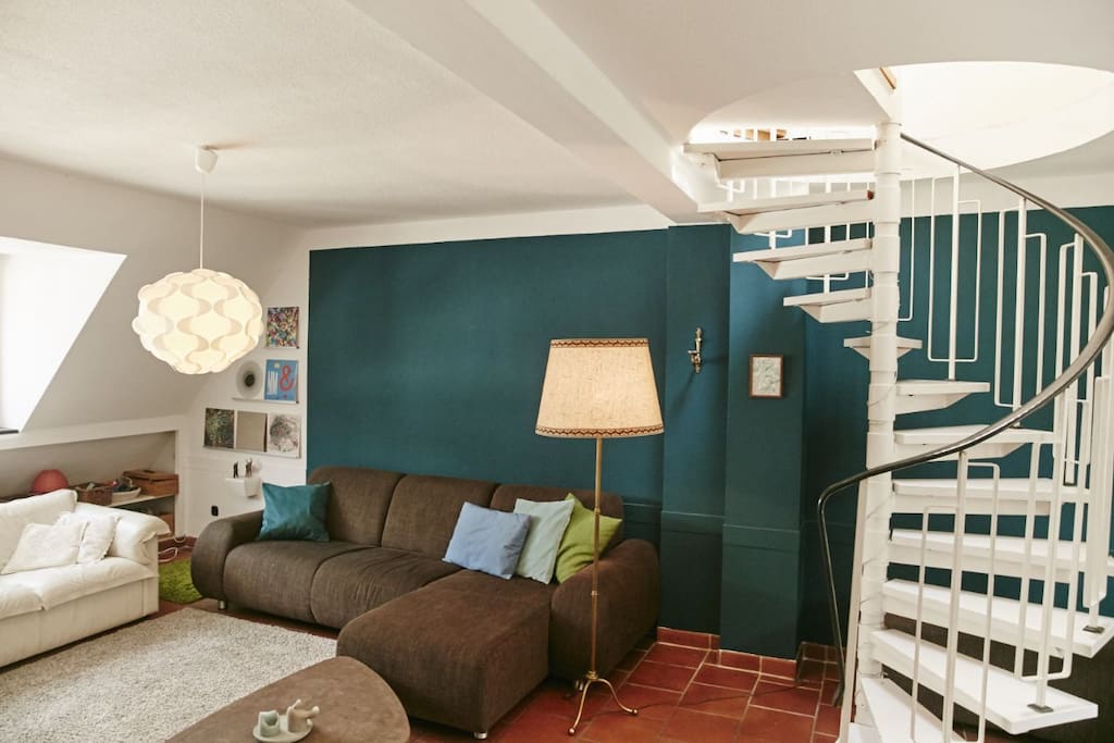 Wohnzimmer mit Wendeltreppe zu Schlafzimmer 1. Das Wohnzimmer wird nur von den Gästen des Schlafzimmers genutzt.