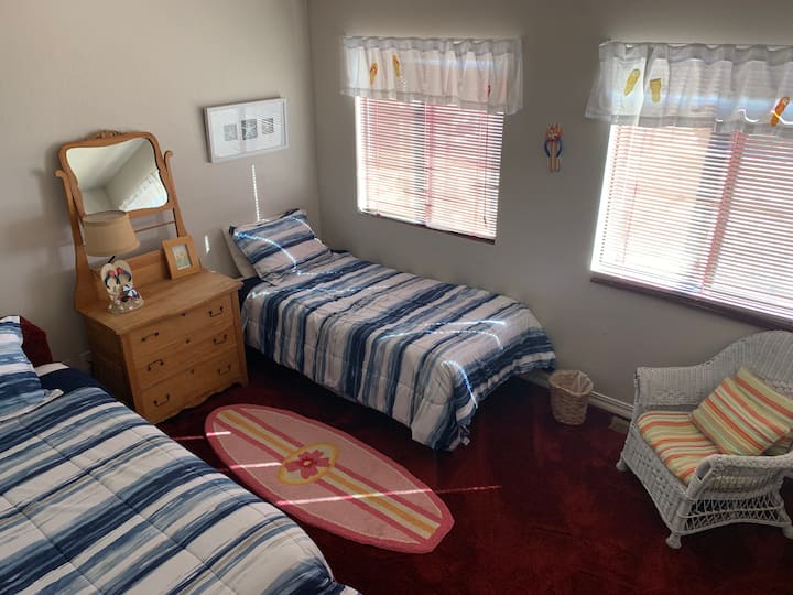 "ห้องฟลิปฟล็อป" พร้อมเตียงแฝด 2 หลังและตู้เสื้อผ้าแบบวอล์คอินตั้งอยู่ชั้นล่าง