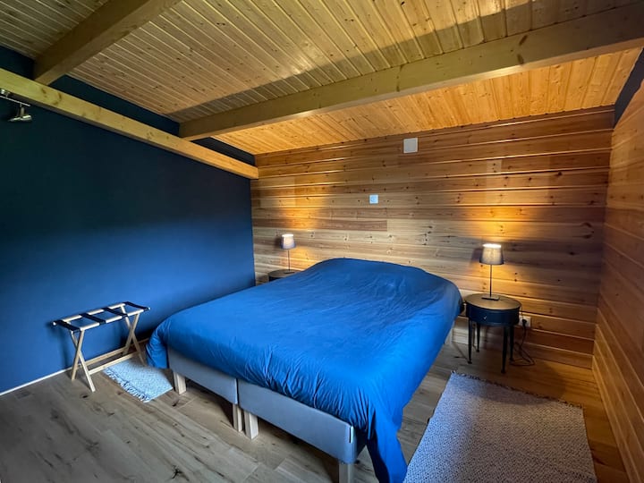 Dormitorio 1: una cama de 160, un armario, un portaequipajes.