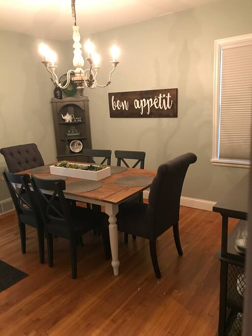 Dining room (main floor)