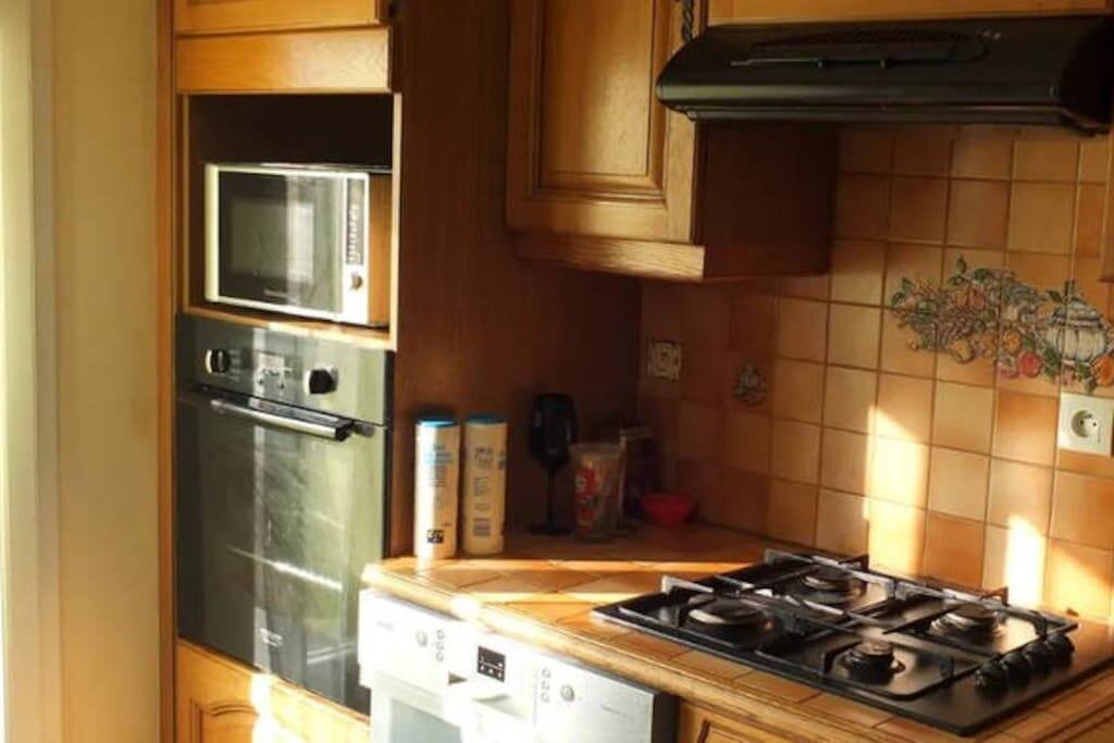 kitchenette+ frigo+microonde et ustensile de cuisine.