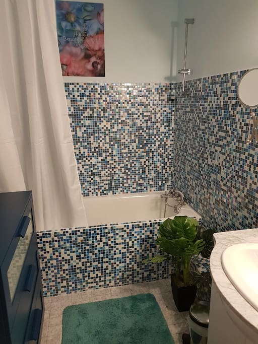 Salle de bain avec de la mosaïque artistique