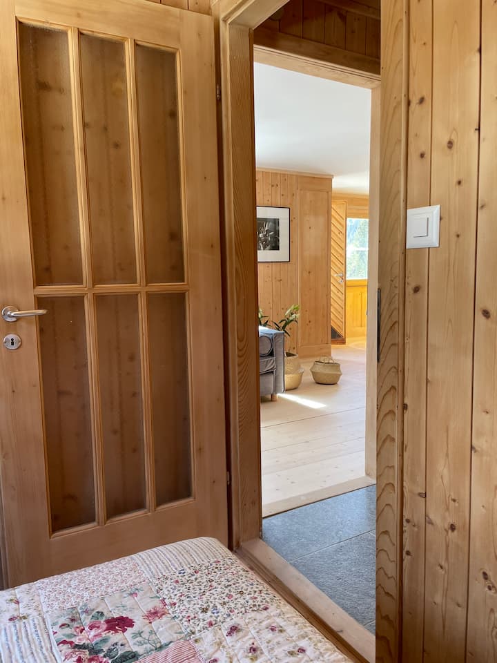 Pogled na dnevni boravak u maloj sobi