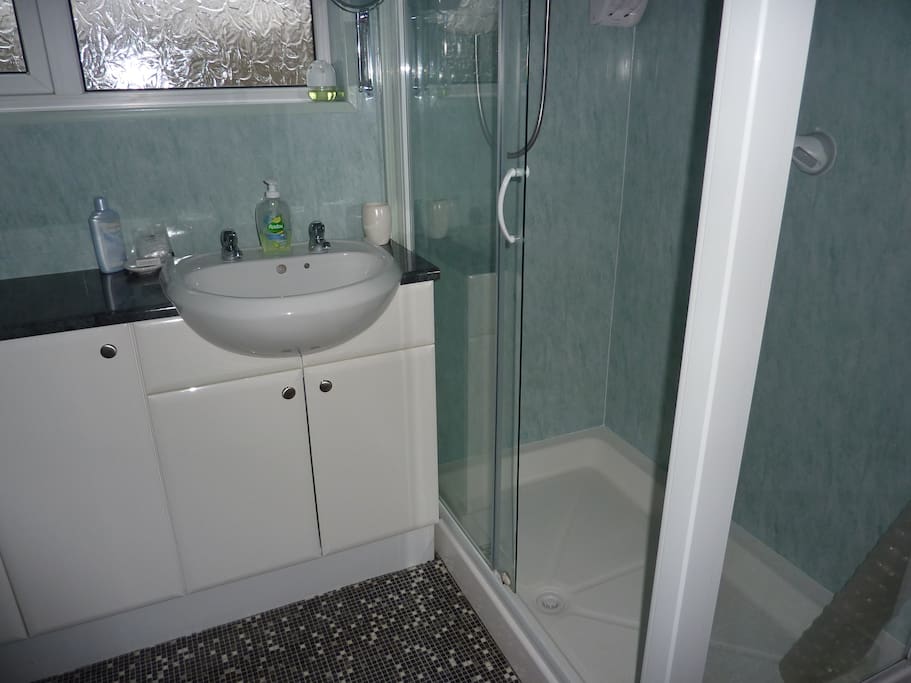 Flaxley en-suite