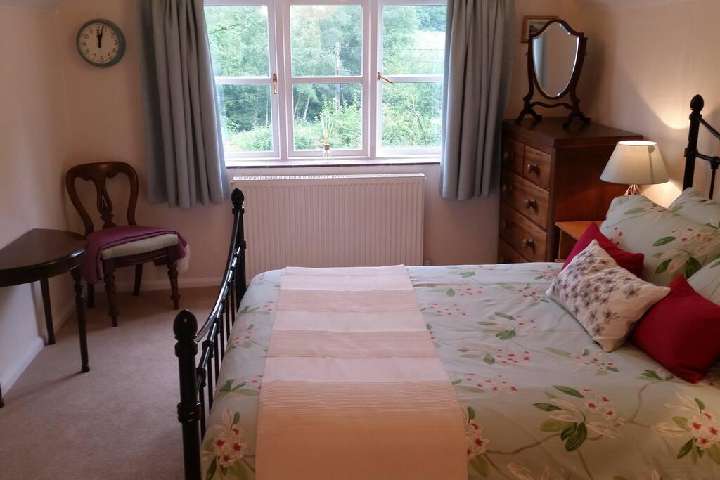 Spacious double bedroom on 1st floor