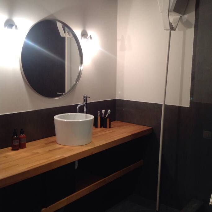 Salle de bain à partager entre les 2 chambres