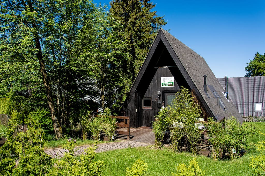 Ein wunderschönes Nurdachhaus in den Bergen. Herrlich im Sommer...
