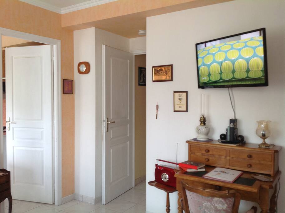 chambre appartement principal T2 - coin secrétaire et télé murale