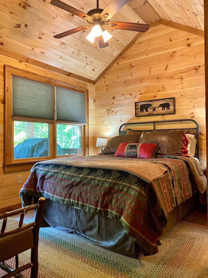 客房设有一张标准双人床。