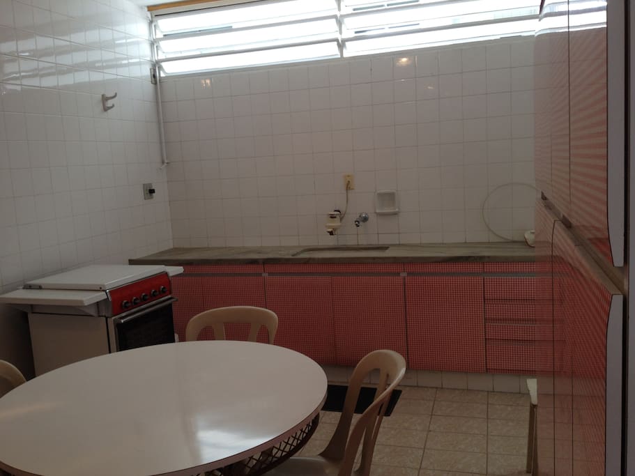 Cozinha deliciosa com copa integrada.