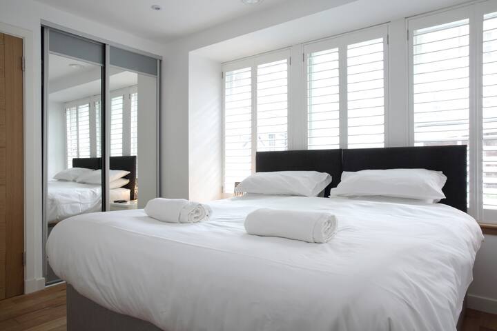 3 BED CENTRAL LUXURY WITH JACUZZI gallery image 4