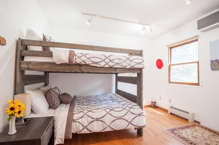 3rd bedroom: Full size bunk (sleep 4)