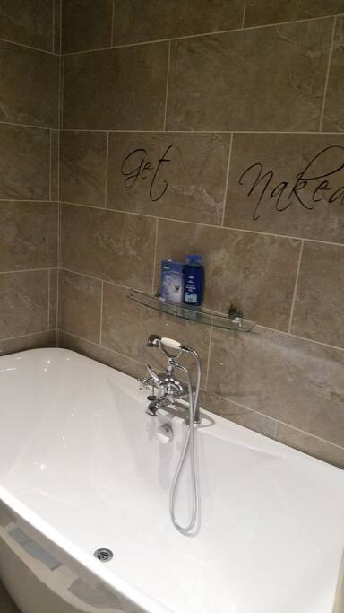 Main bathroom bath