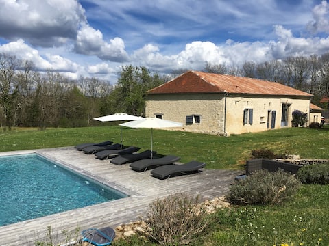 Le Caillavet Charming cottage with pool and jacuzzi