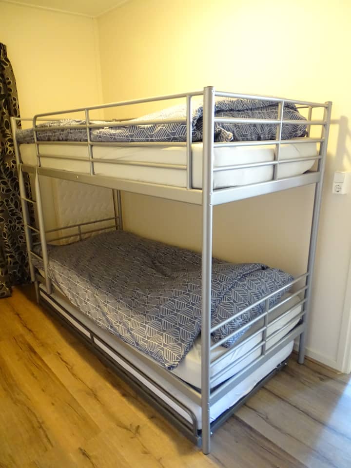 Двуетажно легло с разтегателно легло. Място за трима души.