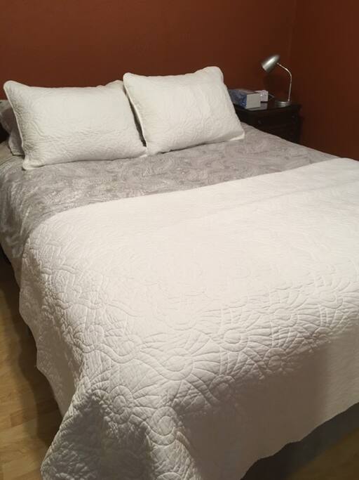 Queen bed with quality linens and pillow top mattress