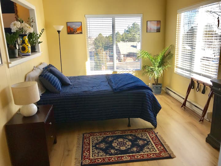 Chumba cha kulala kizuri sana na mwanga mkubwa. Windows slide wazi kwa ajili ya breeze kidogo Colorado baridi....