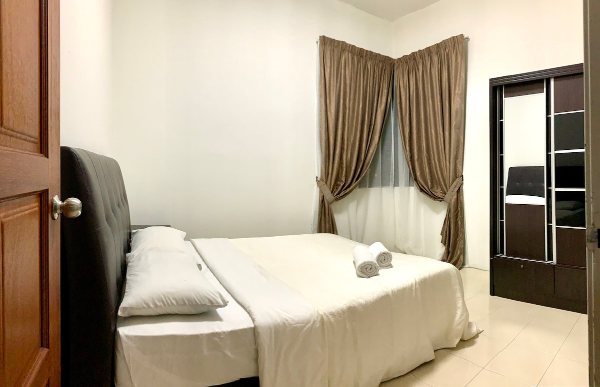 Bračni krevet (160x200) u prozračnoj spavaćoj sobi 2 sa spojenom kupaonicom