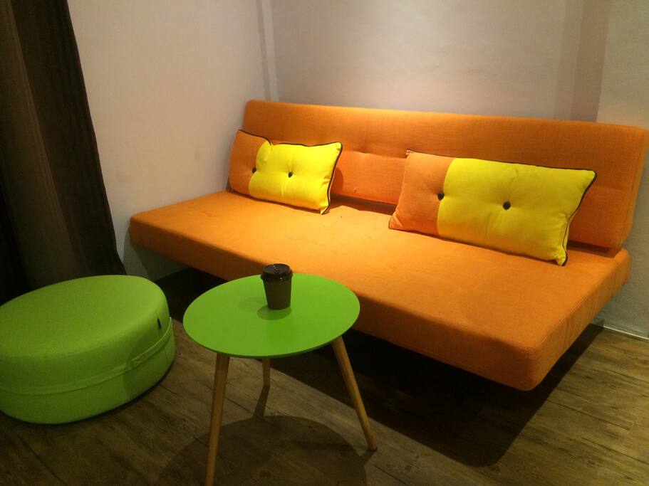 A cozy corner to snooze-out 舒适的聊天区